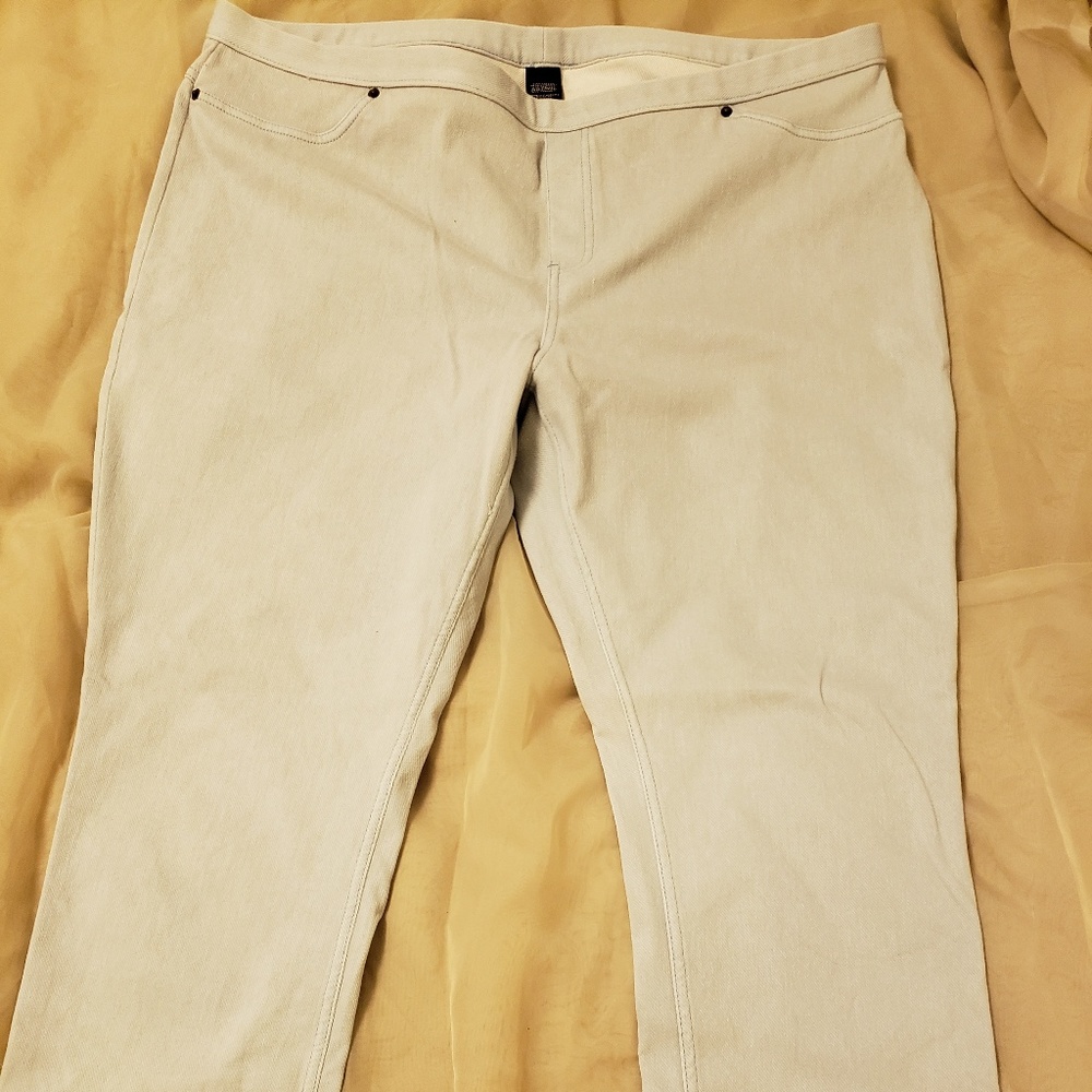 Bandolino Stone-washed light Blue Denim Capris
